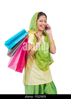 Sikh Dame telefonieren mit Handy halten bunte shopping Taschen Herr #702Z Stockfoto