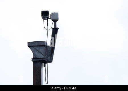 Überwachungskamera vor einem einfarbigen Hintergrund. Stockfoto