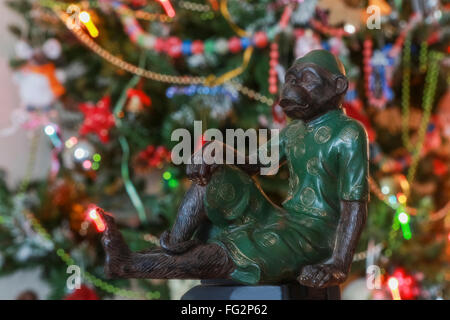 Das Jahr 2016, das Symbol des Affen Feuer Neujahr. Spielzeug Affe Weihnachten und funkeln Stockfoto