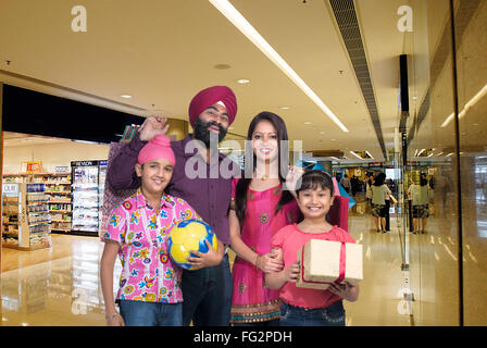 Sikh Eltern mit Kindern in der Mall Herr #702Z; 702Y; X; 702 779A Stockfoto