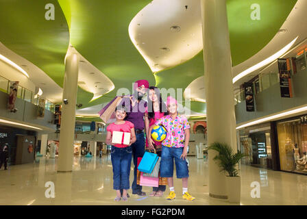 Sikh Eltern mit Kindern in der Mall Herr #702Z; 702Y; X; 702 779A Stockfoto