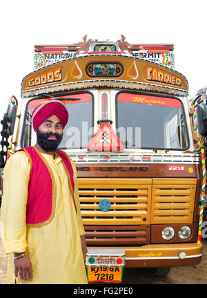 Sikh Mann stand vor LKW Herr #779A Stockfoto