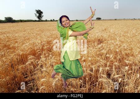 Sikh Frau Durchführung Volkstanz Bhangra in Weizenfeld - Model Release # 702Z Stockfoto