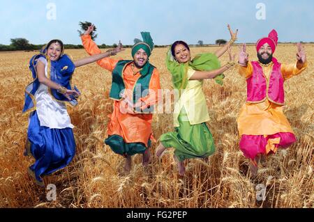 Tänzerinnen Folk dance Bhangra im Weizenfeld Indien - Modell Release #779 D, 779 F; 702; 779 B Z Stockfoto