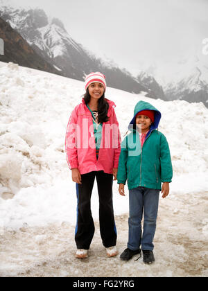 Mädchen am Zojila Zoji la Mountain pass Road Srinagar-Leh Landstraße Jammu und Kaschmir Indien Stockfoto