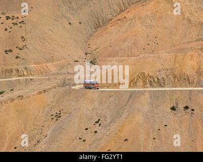 LKW auf Srinagar-Leh-Highway; Ladakh; Jammu und Kaschmir; Indien Stockfoto