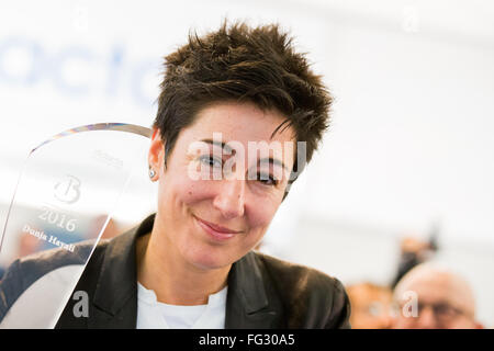 Köln, Deutschland. 17. Februar 2016. Dunja Hayali Journalist lächelt, als sie ihren Award in ihren Händen während der Ausbildung Handel fair "Didacta" in Köln, 17. Februar 2016 hält. Hayali wurde zum "Embassadore für Bildung" ausgezeichnet und geehrt für ihr Engagement für Menschen mit Flüchtlings- und Migrationspolitik Hintergrund. Foto: ROLF VENNENBERND/Dpa/Alamy Live News Stockfoto