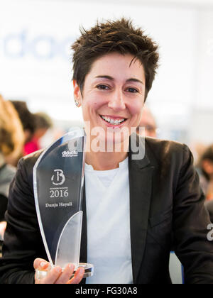 Köln, Deutschland. 17. Februar 2016. Dunja Hayali Journalist lächelt, als sie ihren Award in ihren Händen während der Ausbildung Handel fair "Didacta" in Köln, 17. Februar 2016 hält. Hayali wurde zum "Embassadore für Bildung" ausgezeichnet und geehrt für ihr Engagement für Menschen mit Flüchtlings- und Migrationspolitik Hintergrund. Foto: ROLF VENNENBERND/Dpa/Alamy Live News Stockfoto