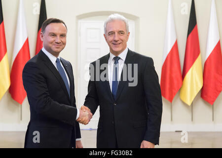 Warschau, Polen. 17. Februar 2016. Polnischer Präsident Andrzej Duda (L) und Präsident des German Bundesrat Stanislaw Tillich (R) während einer Besprechung. Bildnachweis: Mateusz Wlodarczyk/Pacific Press/Alamy Live-Nachrichten Stockfoto