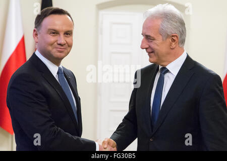 Warschau, Polen. 17. Februar 2016. Polnischer Präsident Andrzej Duda (L) und Präsident des German Bundesrat Stanislaw Tillich (R) während einer Besprechung. Bildnachweis: Mateusz Wlodarczyk/Pacific Press/Alamy Live-Nachrichten Stockfoto