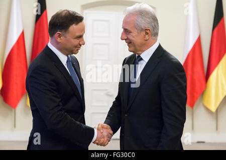 Warschau, Polen. 17. Februar 2016. Polnischer Präsident Andrzej Duda (L) begrüßt Präsident der German Bundesrat Stanislaw Tillich (R). Bildnachweis: Mateusz Wlodarczyk/Pacific Press/Alamy Live-Nachrichten Stockfoto