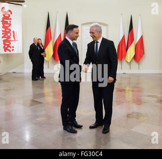 Warschau, Polen. 17. Februar 2016. Polnischer Präsident Andrzej Duda (L) begrüßt Präsident der German Bundesrat Stanislaw Tillich (R). Bildnachweis: Mateusz Wlodarczyk/Pacific Press/Alamy Live-Nachrichten Stockfoto
