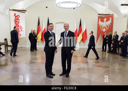 Warschau, Polen. 17. Februar 2016. Der polnische Präsident Andrzej Duda begrüßt Präsident der German Bundesrat Stanislaw Tillich (R). Bildnachweis: Mateusz Wlodarczyk/Pacific Press/Alamy Live-Nachrichten Stockfoto