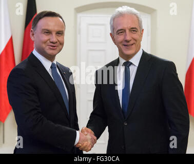 Warschau, Polen. 17. Februar 2016. Polnischer Präsident Andrzej Duda (L) begrüßt Präsident der German Bundesrat Stanislaw Tillich (R). Bildnachweis: Mateusz Wlodarczyk/Pacific Press/Alamy Live-Nachrichten Stockfoto