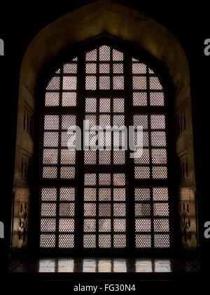 Gitter-Fenster des Taj Mahal; Agra; Uttar Pradesh; Indien Stockfoto