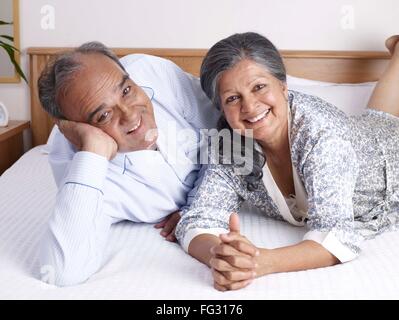 Alte paar Ruhe im Schlafzimmer HERR Nr. 702 T, 702 S Stockfoto
