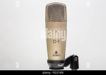 Behringer Kondensator auf weißem Hintergrund Stockfoto