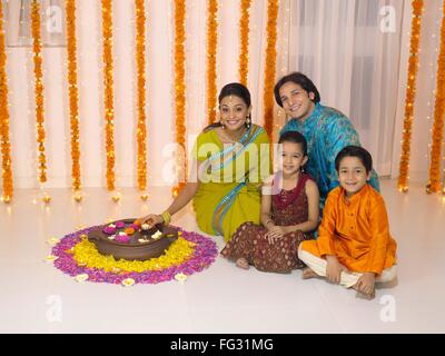 Frau Beleuchtung Öllampe mit ihrer Familie Herr #779 P; HERR #779Q; HERR #779R; HERR #779S Stockfoto