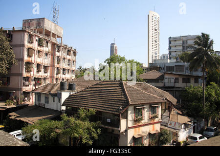 Alte Chawl Schlamm Dach und Wolkenkratzer, Mahalakshmi, Maharashtra, Indien Stockfoto