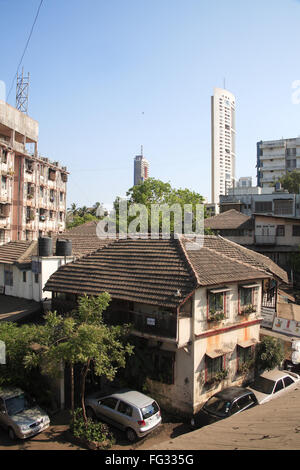 Alte Chawl Schlamm Dach und Wolkenkratzer, Mahalakshmi, Maharashtra, Indien Stockfoto