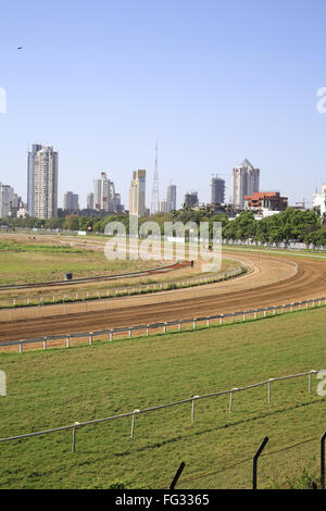 Horse Race Course und Wolkenkratzer, Mahalakshmi, Bombay Mumbai, Maharashtra, Indien Stockfoto
