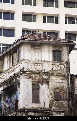 Abhyankar Chawl Schlamm Dach und Wolkenkratzer im Hintergrund, Bombay Mumbai, Maharashtra, Indien Stockfoto