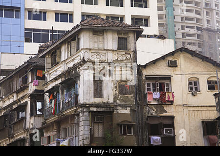 Abhyankar Chawl Schlamm Dach und Wolkenkratzer im Hintergrund, Bombay Mumbai, Maharashtra, Indien Stockfoto