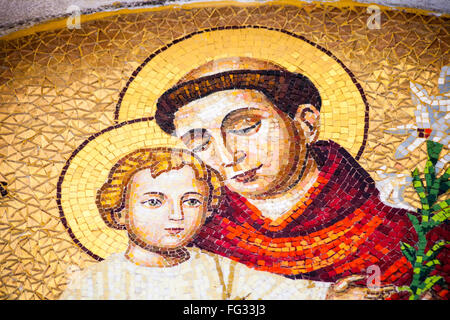 Mosaik des Heiligen Antonius und Christus im Außenbereich des Heiligen Antonius von Padua Kirche, Constanta, Rumänien Stockfoto