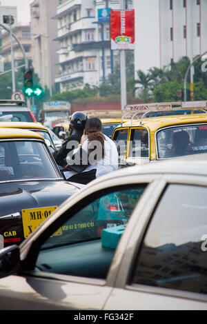 Paar am Fahrrad; Bombay; Mumbai; Maharashtra; Indien 10 12 2009 Stockfoto