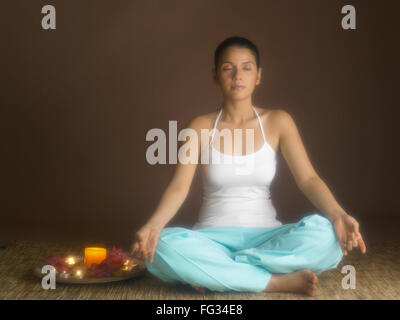 Südasiatische Indianerin tun Yoga mit Gebet Utensil Herr # 702 Stockfoto