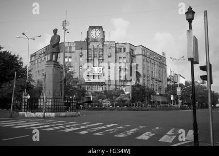 Asiatische Industriegebäude und Statue von Sir Dinshaw Edulji Wacha; Churchgate; Bombay; Mumbai; Maharashtra 11 11 2010 Stockfoto