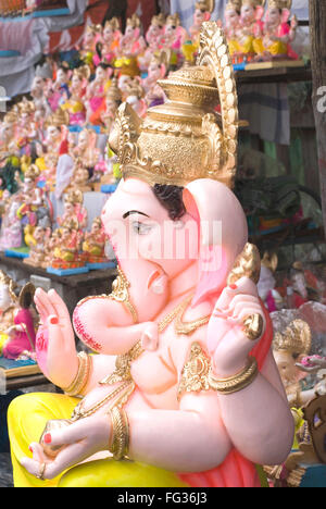 Idol von Ganesh Elefant Gott zum Verkauf in Ganeshotsav geleitet; Pune; Maharashtra; Indien Stockfoto