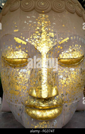 Blattgold geklebt auf Skulptur von Lord Buddha, Sarnath, Varanasi, Uttar Pradesh, Indien Stockfoto