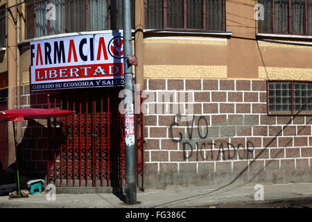 Evo Diktator / Evo Diktator Graffiti an der Wand von Farmacia Libertad / Liberty or Freedom Pharmacy Building, La Paz, Bolivien Stockfoto