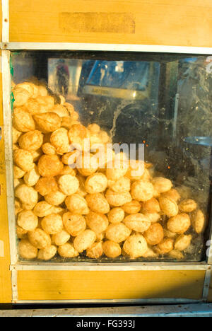 Pani Puri Stall, Dakor Tempel, Anand; Gujarat; Indien Stockfoto