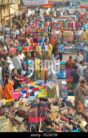 Leute, die Waren von Straßenständen kaufen; Neuer Markt; Azimpur; Dhanmondi; Dhaka; Bangladesch; Asien; Asiatisch Stockfoto