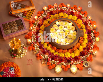 Diyas diya und Blumen Blumenarrangement für Diwali Festival der Lichter Stockfoto