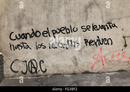 "Wenn die Menschen aufstehen, sogar die Toten zum Leben erweckt". Graffiti an der Wand in La Paz, Bolivien Stockfoto