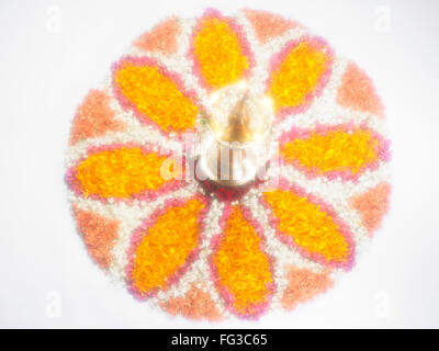 Onam Festival, Hindu Festival, Öllampe, Messinglampe, rangoli, Konzept, Konzept, Tischplatte, Kerala, Indien, Asien Stockfoto