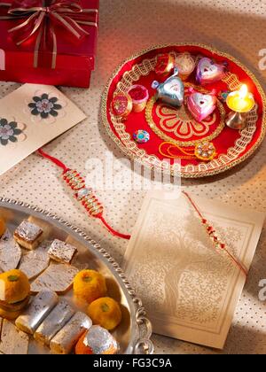 Rakhis Süßigkeiten Pralinen Diya ordnen in Thali mit Geschenk-Box auf Raksha festival Stockfoto