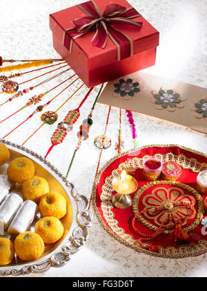 Rakhis Süßigkeiten Pralinen Diya ordnen in Thali mit Geschenk-Box auf Raksha festival Stockfoto