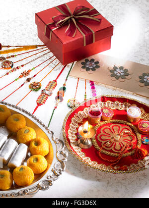 Rakhis Süßigkeiten Pralinen Diya ordnen in Thali mit Geschenk-Box auf Raksha festival Stockfoto