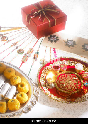 Rakhis Süßigkeiten Pralinen Diya ordnen in Thali mit Geschenk-Box auf Raksha festival Stockfoto