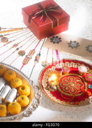 Rakhis Süßigkeiten Pralinen Diya ordnen in Thali mit Geschenk-Box auf Raksha festival Stockfoto