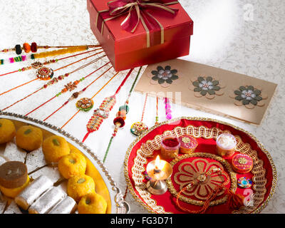 Rakhis Süßigkeiten Pralinen Diya ordnen in Thali mit Geschenk-Box auf Raksha festival Stockfoto