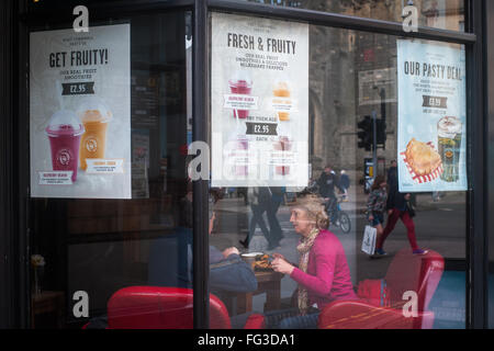 Frau und Freund im Kaffee shop Markt Stadt von Cirencester, Cotswolds UK Stockfoto