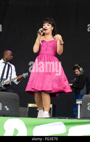 Lily Allen auf der Pyramide Bühne auf dem Glastonbury Festival 2007. Somerset, England, Vereinigtes Königreich. Stockfoto