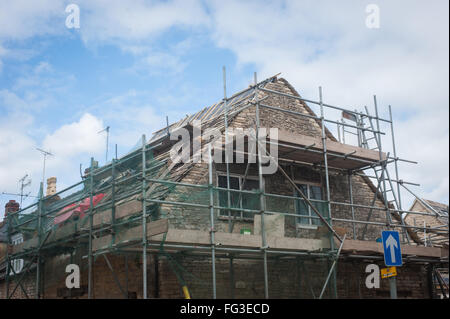 Neues Dach auf ein altes Steinhaus Cotswold ersetzt wird Stockfoto