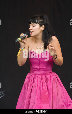 Lily Allen auf der Pyramide Bühne auf dem Glastonbury Festival 2007. Somerset, England, Vereinigtes Königreich. Stockfoto