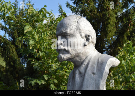 Alten Lenin-Denkmal. Eine konkrete Büste von Lenin in der Nähe von Erholungszentrum in der ländlichen Siedlung. Stockfoto